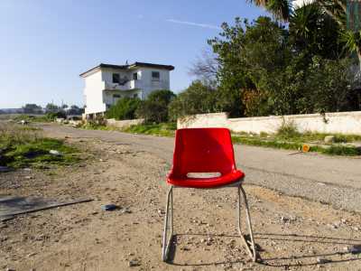 C�� da dire che queste �case chiuse� rappresentavano solo una minima parte del commercio sessuale operante sul lungomare, che in passato, soprattutto di notte, si presentava come un susseguirsi di fuochi. Oggi la situazione � migliorata ma la strada rimane ancora �battuta� (foto di Gennaro Gargiulo)